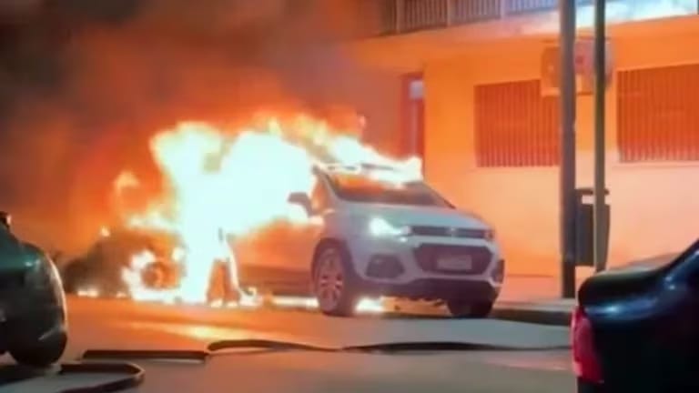 Quemacoches en CABA: ardieron dos autos en Villa del Parque