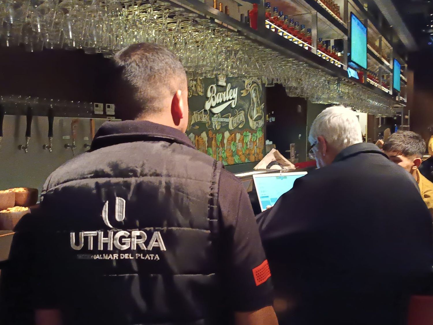 Personal de UTHGRA realizó un fuerte operativo en bares locales.