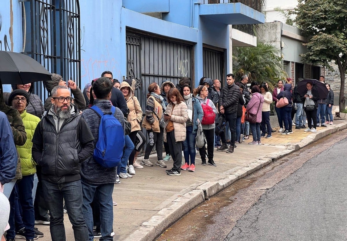 Algo más de un centenar de venezolanos residentes en Argentina hicieron fila.