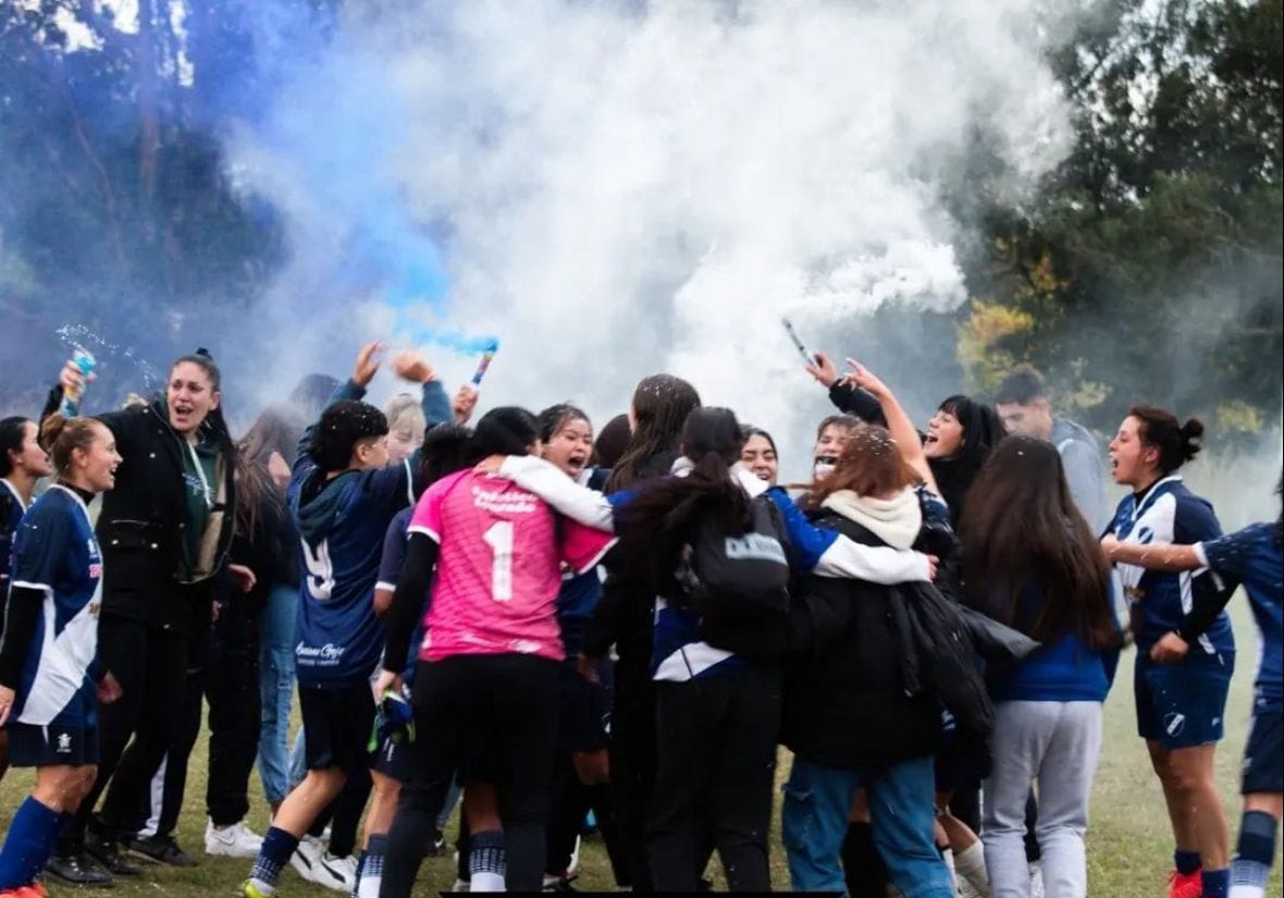 Las jugadoras de Alvarado durante la celebración (FOTO: Di Marco fotografía)