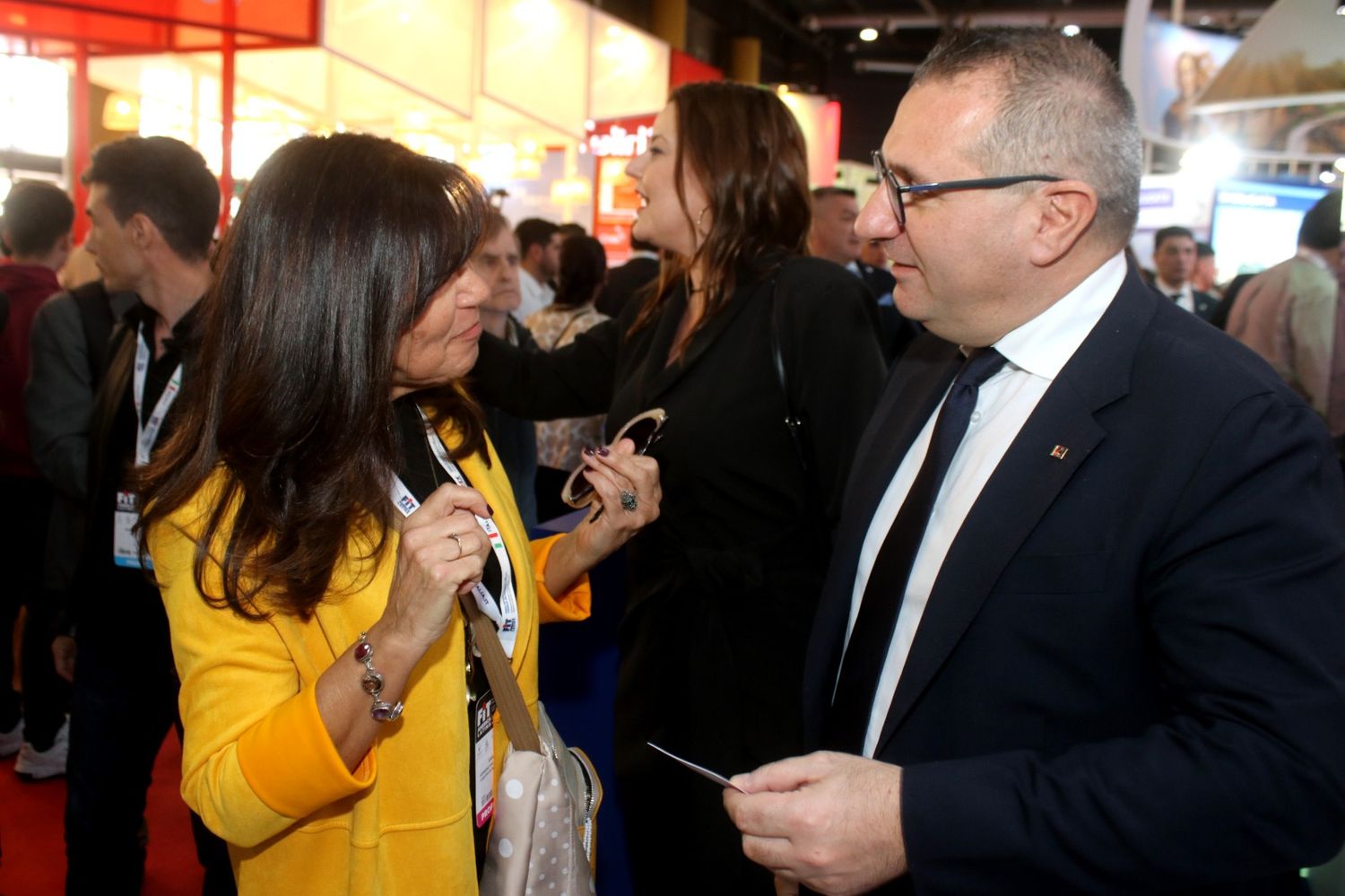 Biasone en el stand de Italia en la Feria Internacional de Turismo 2023, junto al diputado Gianluca Caramanna, consejero de la ministra de Turismo de Italia.