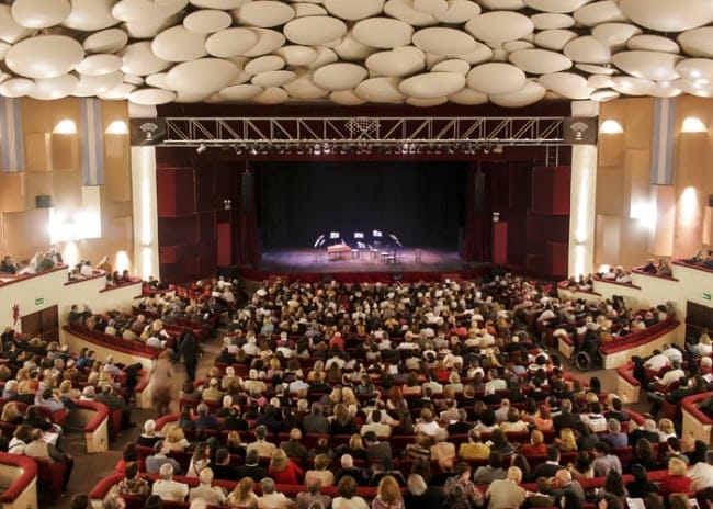 La Sala Astor Piazzolla es una de las salas más importantes del país, por su infraestructura y por los artistas que transitan su escenario.