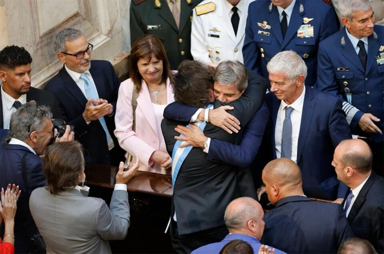 El ministro de Economía, Luis Caputo, se abraza con Javier Milei.