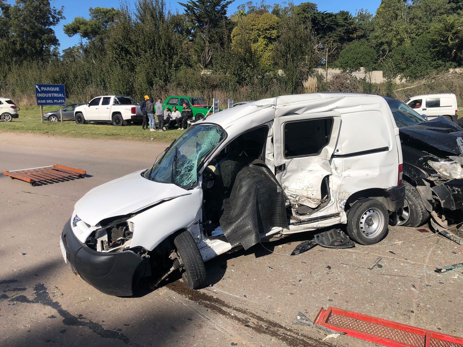 El accidente entre una Partner y una Toyota Hilux que llevaba un Fiat 147 en un tráiler, a la altura del Aeroclub Mar del Plata-Batán.