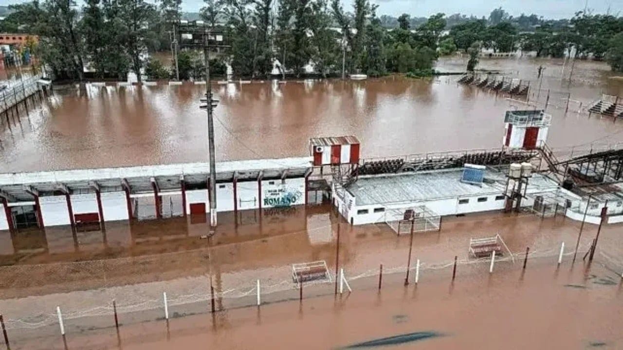 El estadio del Club Libertad de Concordia está inundado.