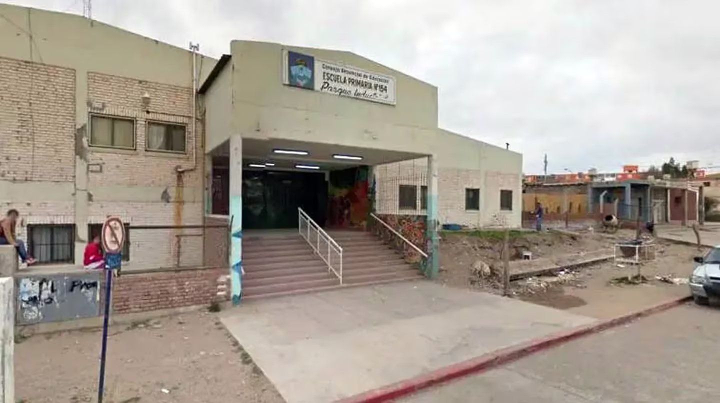 Denunciaron a un docente de la Escuela 154 de Parque Industrial por abuso sexual.