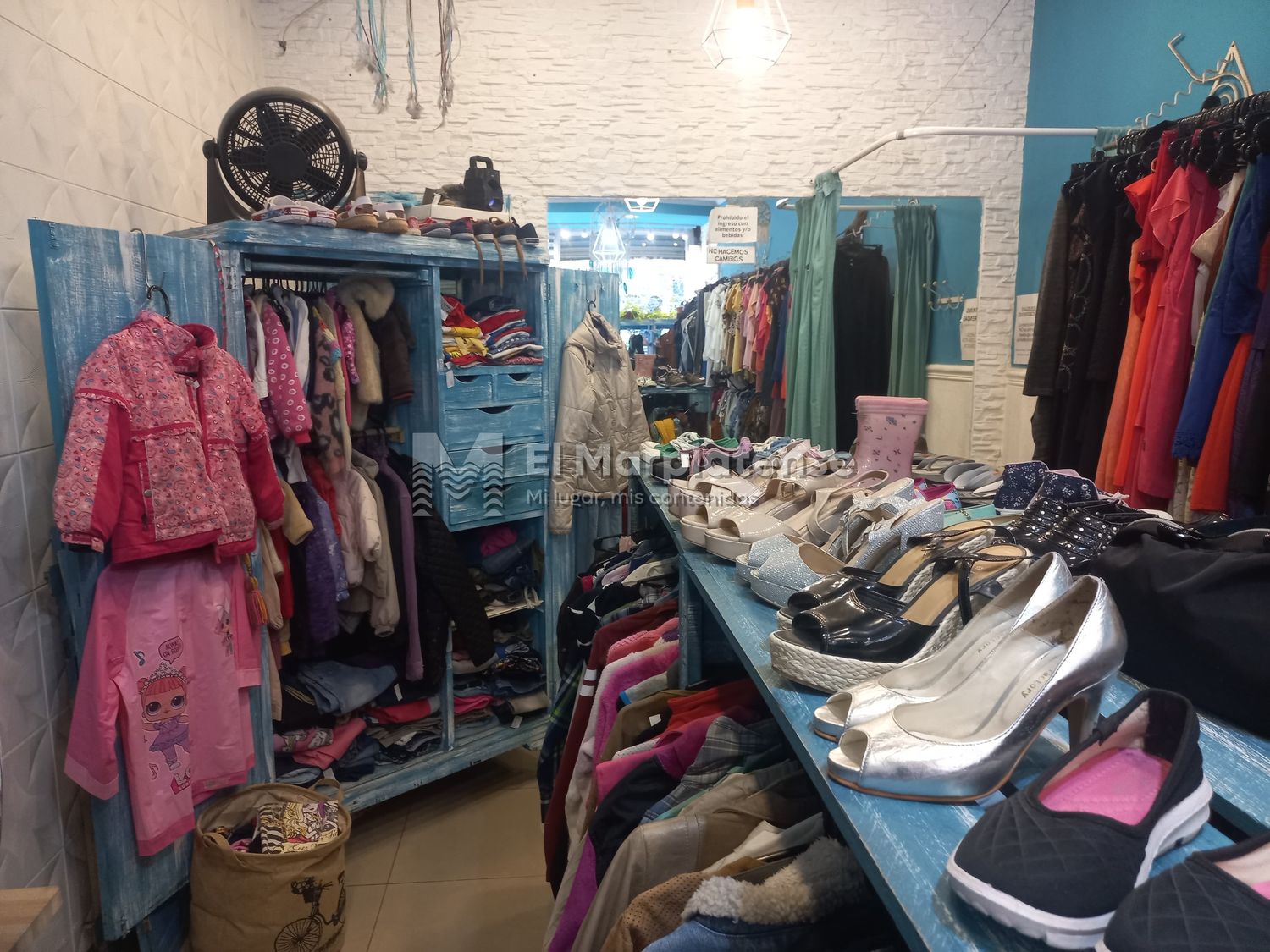 Varios comercios céntricos se dedican a a la venta de ropa usada.