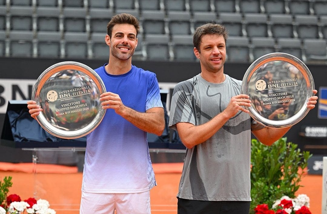 Horacio Zeballos y Marcel Granollers con el título de campeones.