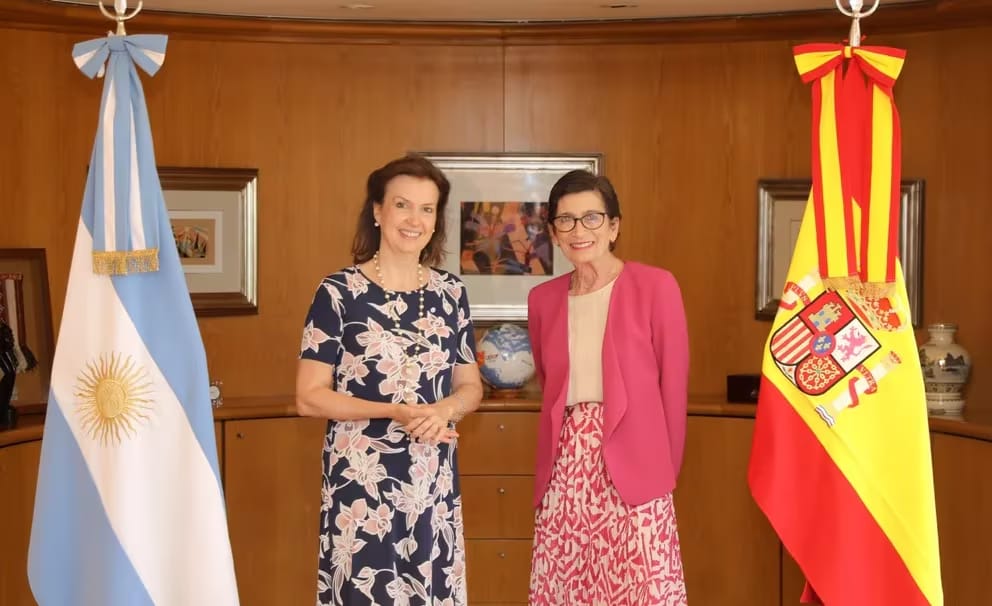 La canciller argentina, Diana Mondino, y la embajadora de España en Buenos Aires, María Jesús Alonso Jiméne