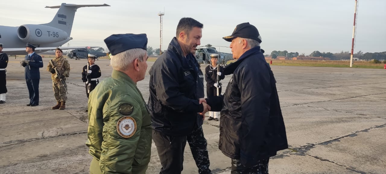 El ministro de Defensa, Luis Petri en su llegada al aeropuerto de Mar del Plata.