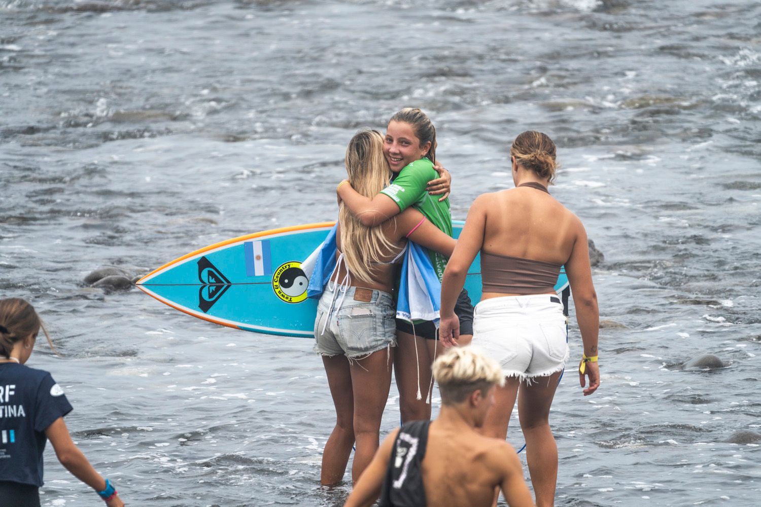 Maia Radziunas saludada al salir del agua por sus compañeras (Foto: ISA)