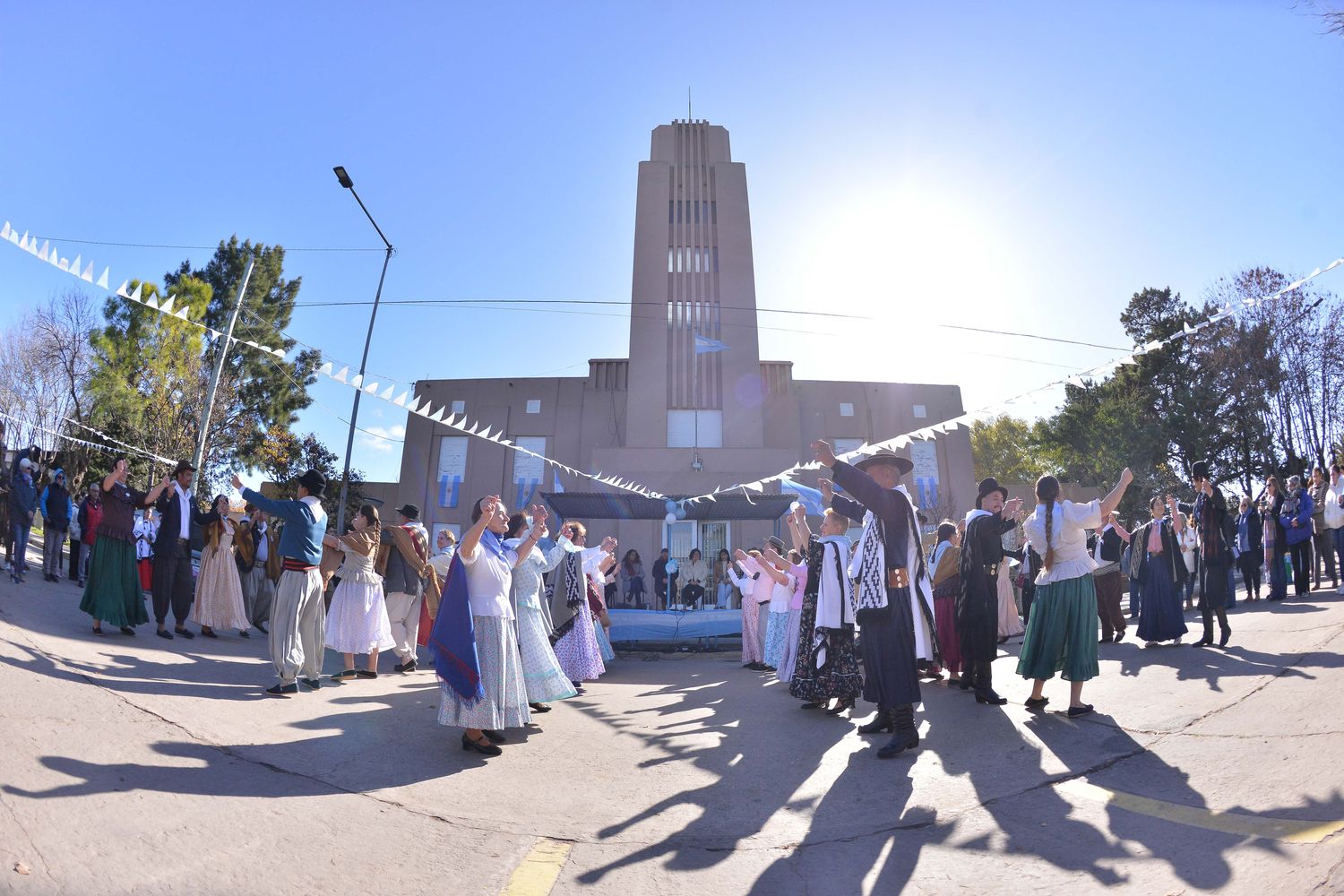 Cientos de vecinos se acercaron para celebrar las raíces argentinas y revivir la historia.