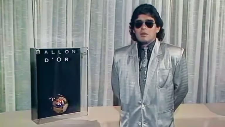 Maradona recibió a fines de 1986 un Balón de Oro en Francia por su actuación en el Mundial.