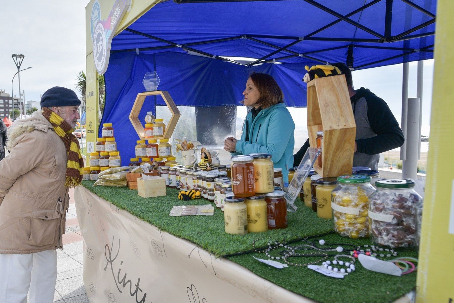 Más de 20 productores locales de miel participan de Mar del Plata Suma Miel y se adhirieron a Producto Local.