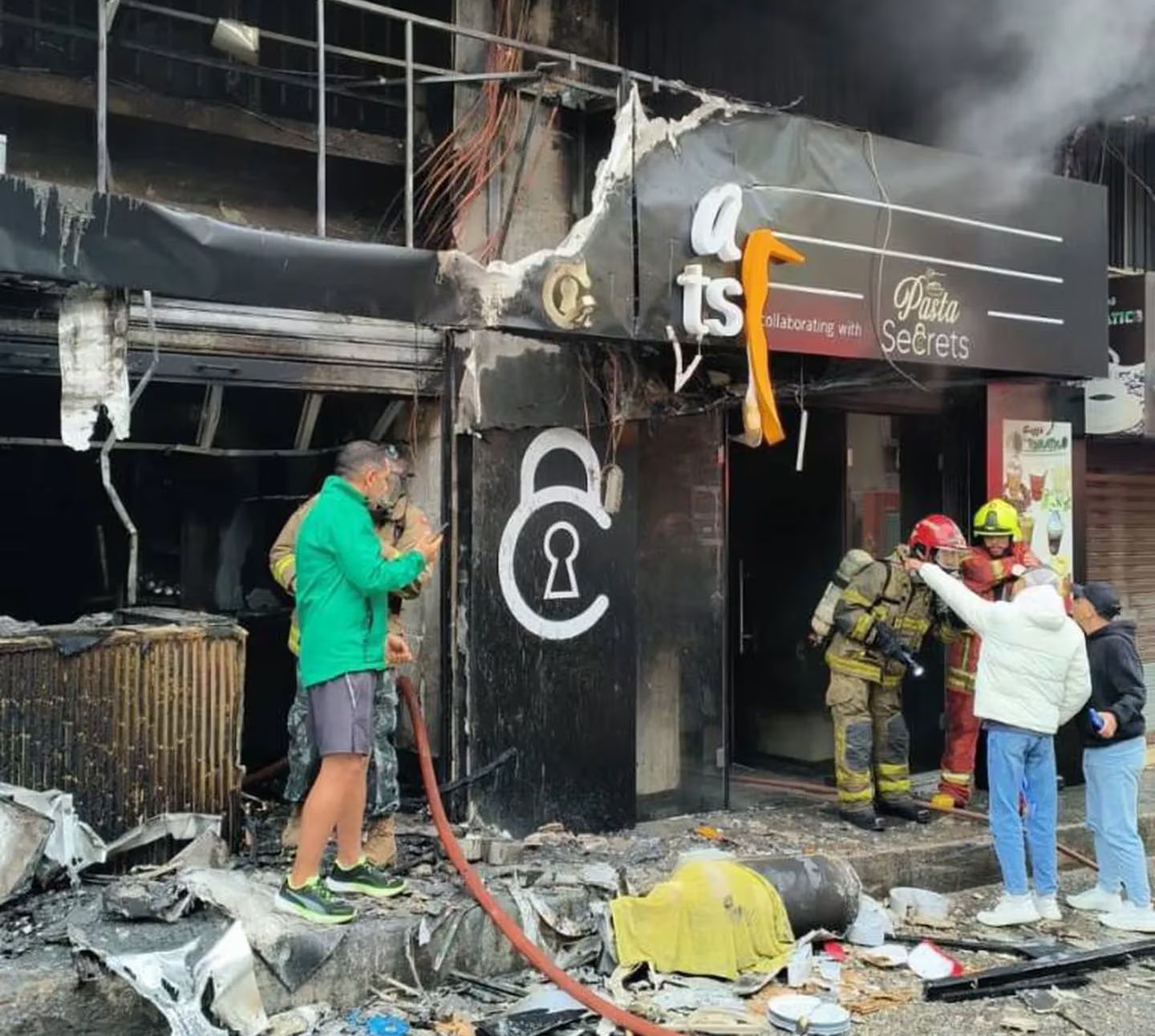 Según indicaron los bomberos, la explosión y el incendio en el local Pizza Secrets fueron provocados por “una fuga de gas”.