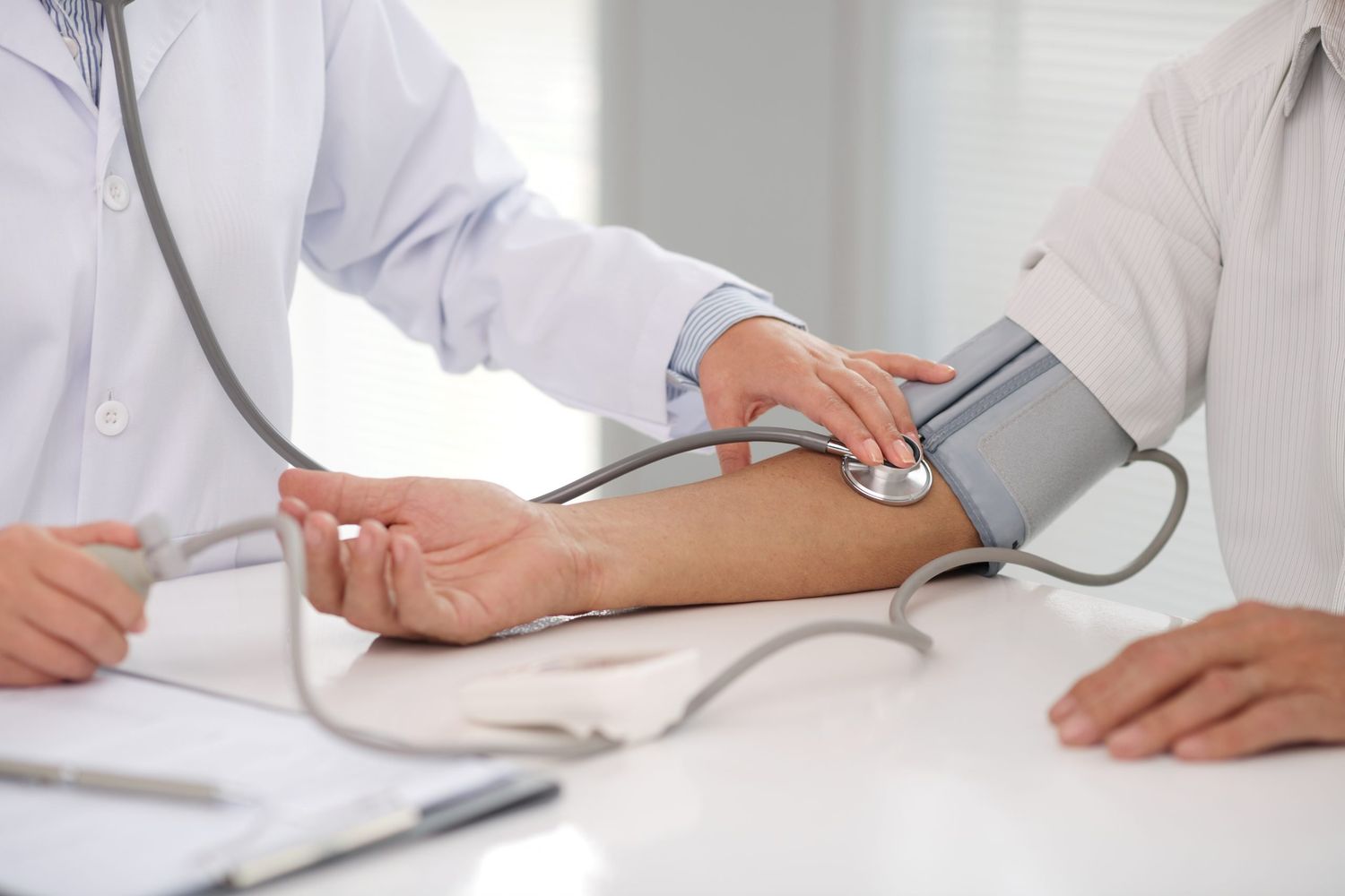 Las complicaciones de la hipertensión arterial son muy graves, tales como infarto agudo de miocardio, accidente cerebro vascular o daño renal crónico.