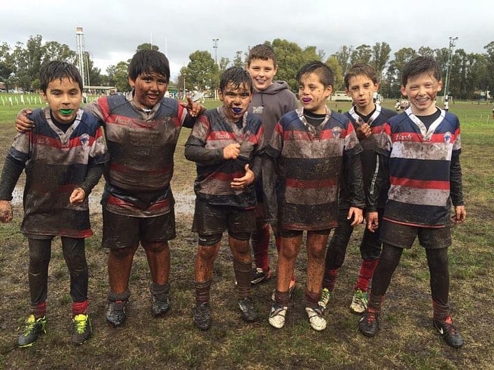 Los chicos de Biguá practicando rugby.