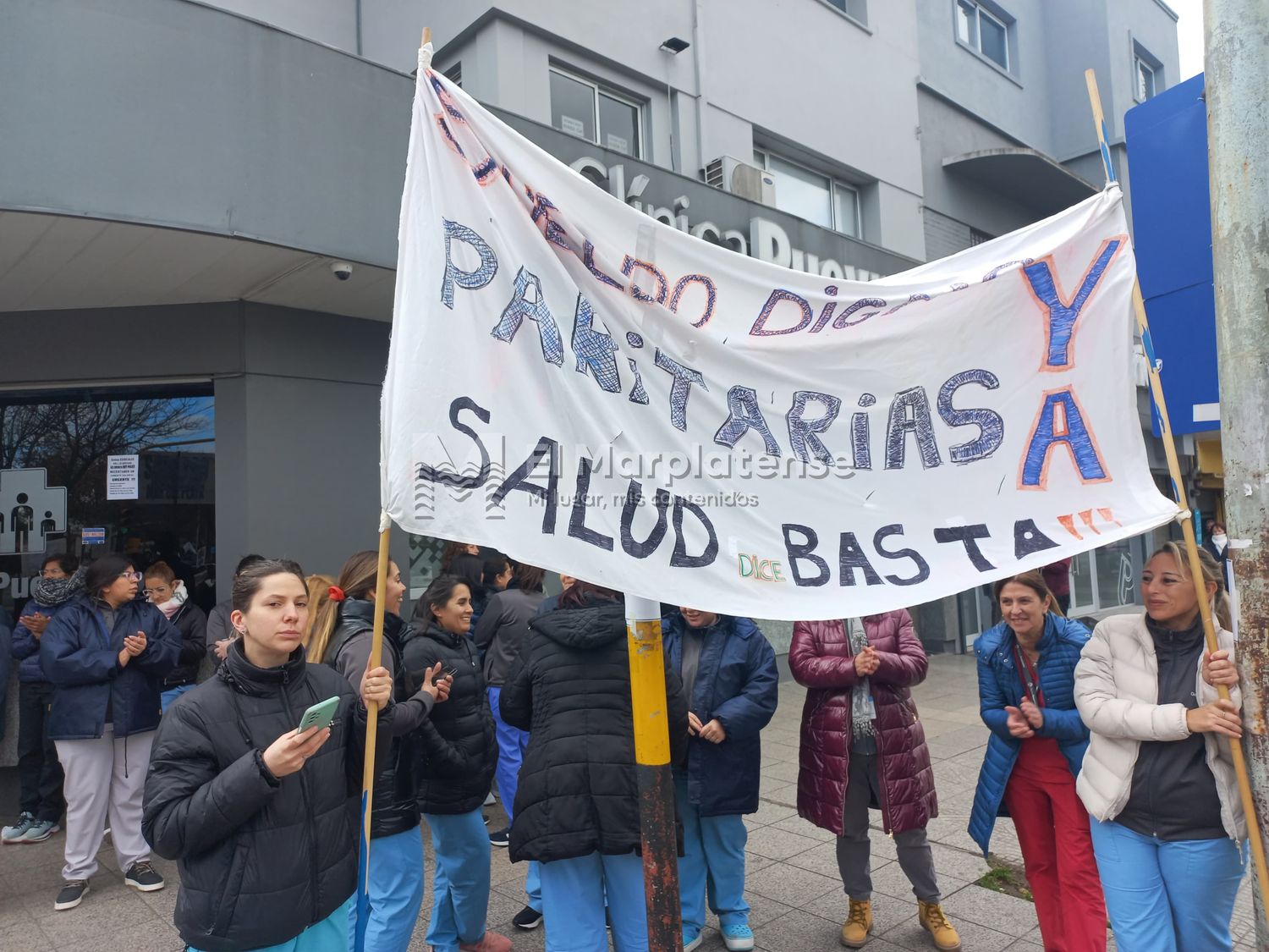 Enfermeras, camilleros y administrativos se manifestaron frente a las clínicas de la ciudad.