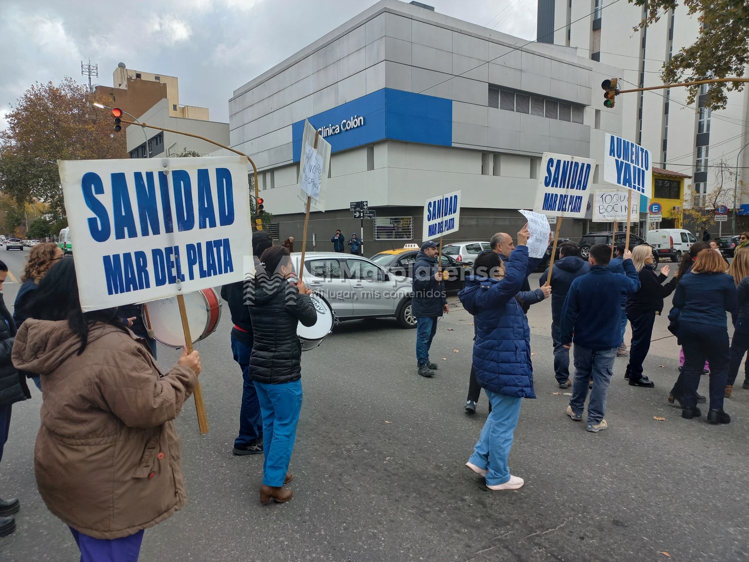 Trabajadores de la sanidad privada manifestándose en las puertas de una clínica marplatense.