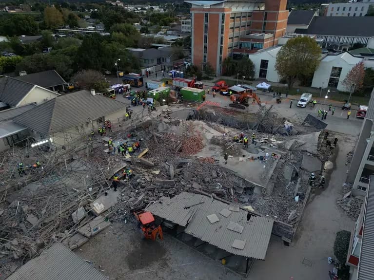 Se derrumbó una obra en la ciudad de George, en Sudáfrica, y hay decenas de personas atrapadas.