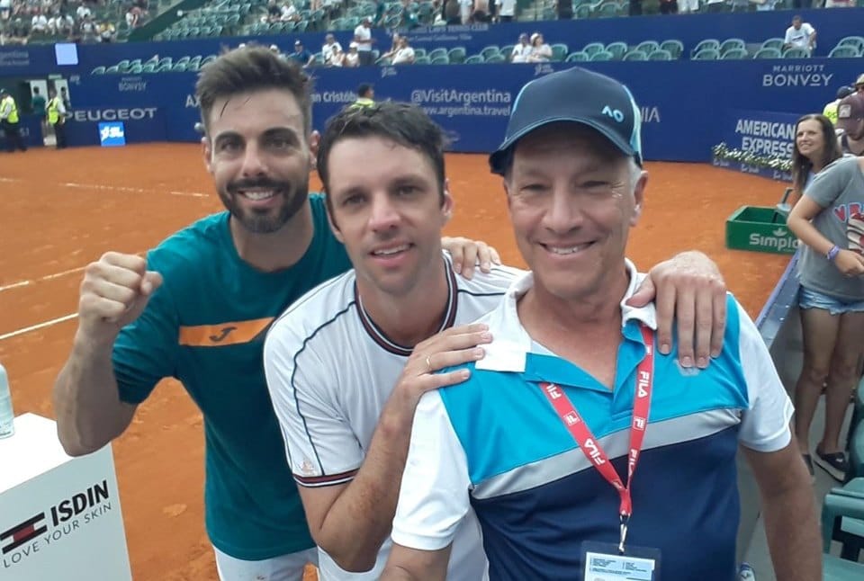 Horacio Zeballos padre junto a su hijo y Marcel Granollers.