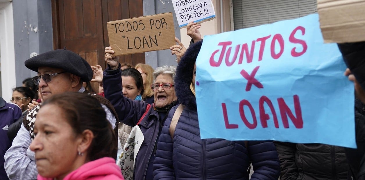 Vecinos de Goya reclaman la aparición de Loan frente a la fiscalía donde declararon los detenidos.