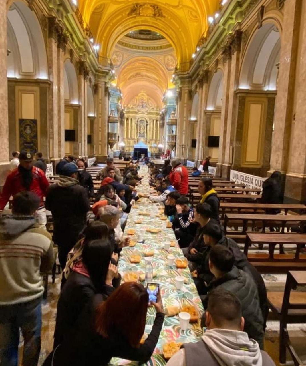 La mesa tendida a lo largo del pasillo central de la Catedral metropolitana.