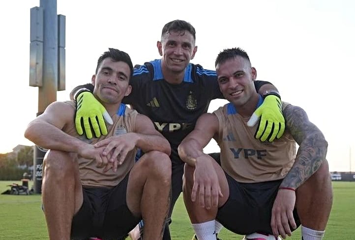 "Dibu" junto a Marcos Acuña y Lautaro Martínez en los entrenamientos previo a los amistosos.