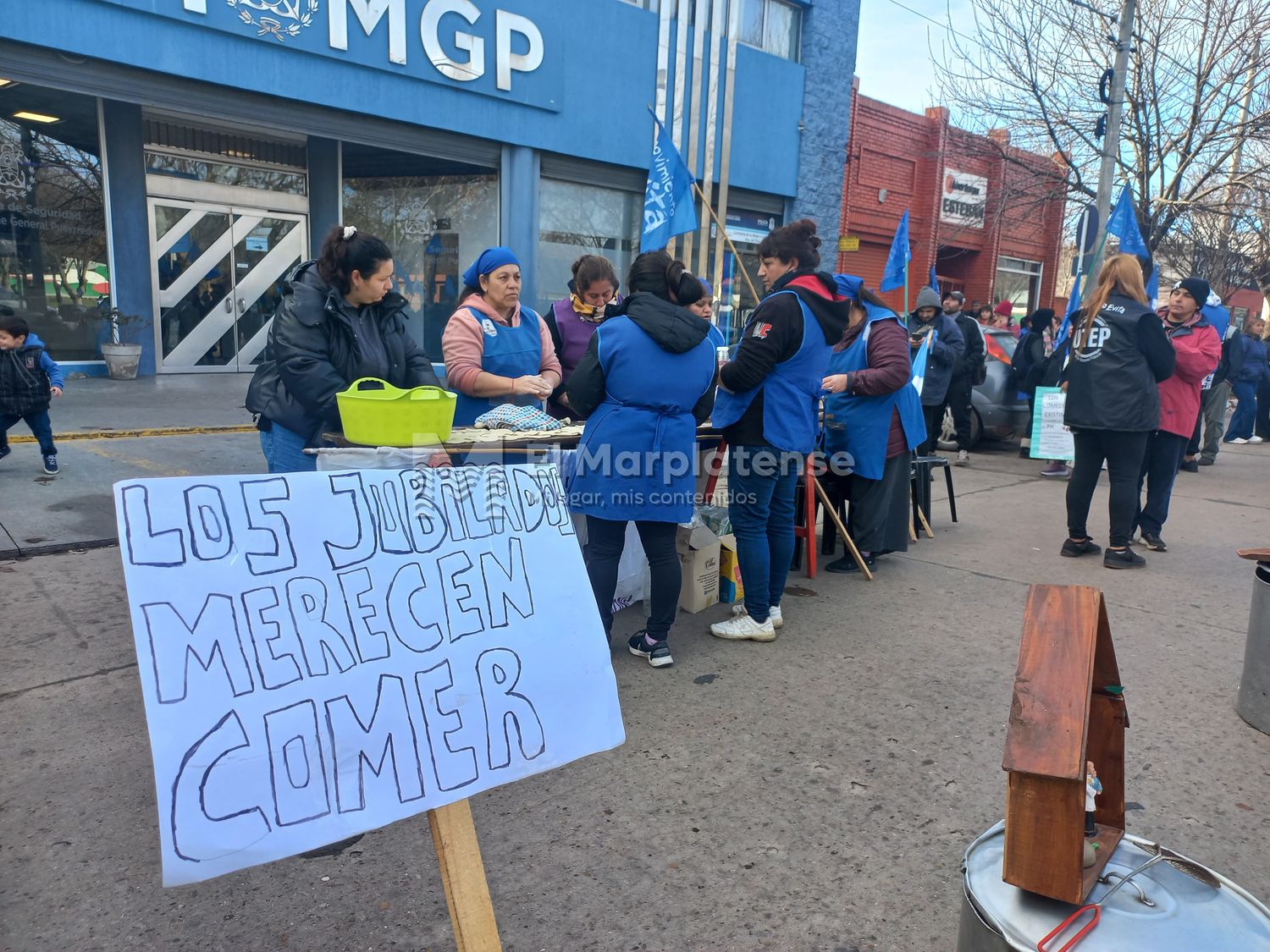 Vecinos de distintos barrios y comedores se manifestaron en las puertas del COM ante la falta de contención estatal.