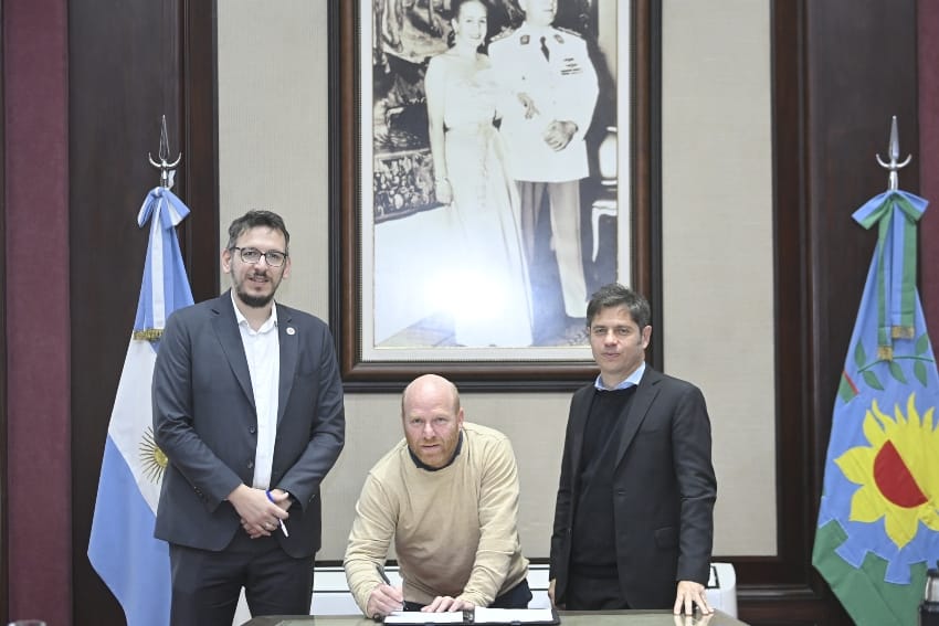 El acto de firma de contratos de leasing  fue encabezado por el gobernador Kicillof y el presidente del Banco Provincia, Juan Cuattromo.