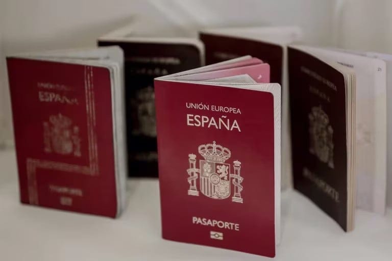 El éxito de la ‘ley de nietos’ del Gobierno español: casi 90.000 descendientes de exiliados lograron la nacionalidad y la mayoría son argentinos