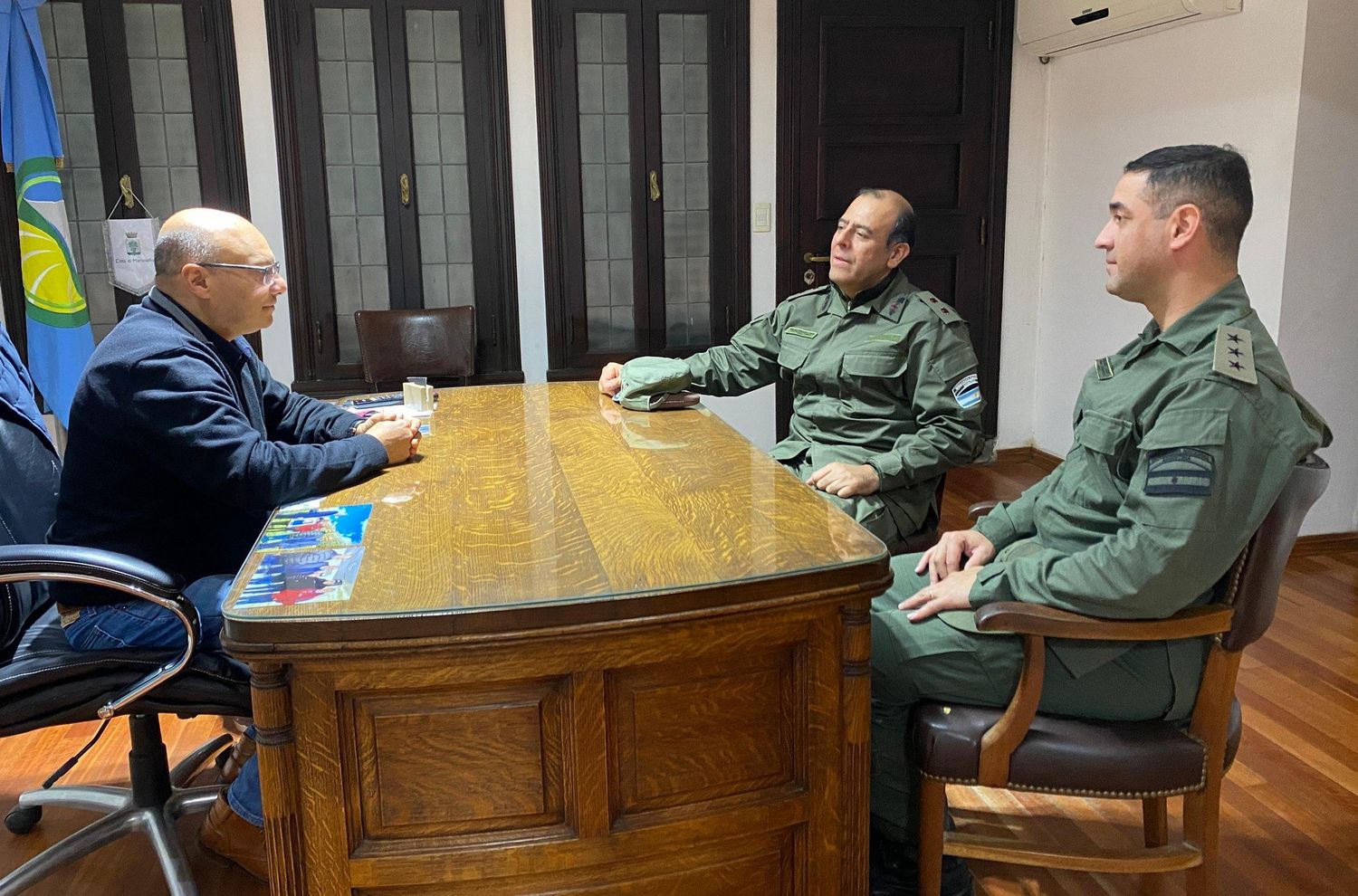 Reino y autoridades de Gendarmería dialogaron sobre los servicios que la fuerza presta en el distrito.