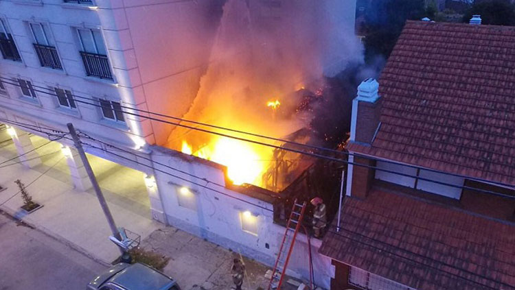 Un incendio destruyó una casa en San Lorenzo y Córdoba