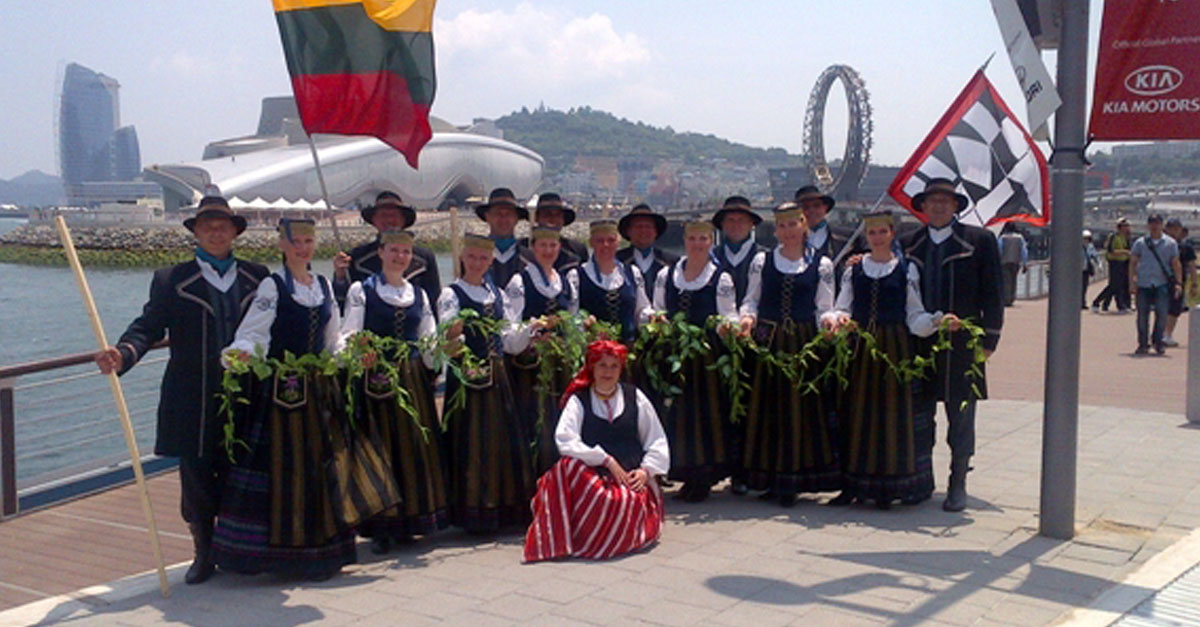El grupo de danza lituano Kalnapušė celebra la diversidad cultural