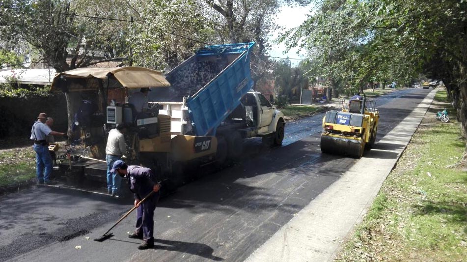 Realizan trabajos de repavimentación en el barrio Félix U. Camet