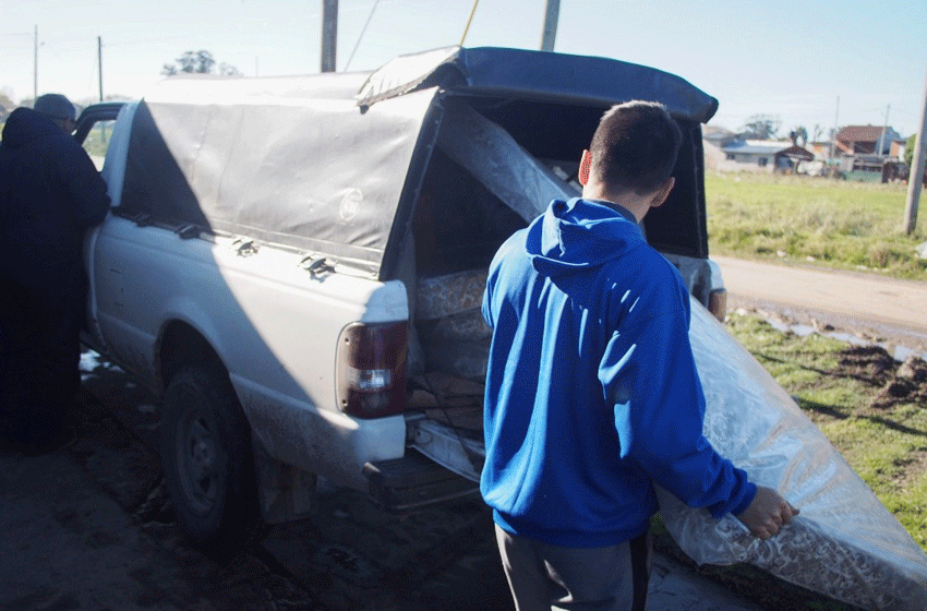 Comenzó el reparto de colchones y frazadas para los afectados por el temporal