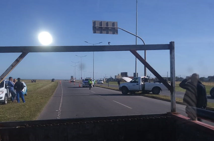 Una camioneta quedó abrazada a una columna tras despistar en la ruta 11