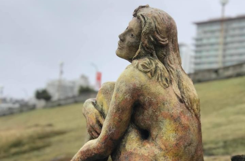 El Municipio busca al artista de una misteriosa obra emplazada en Playa Chica