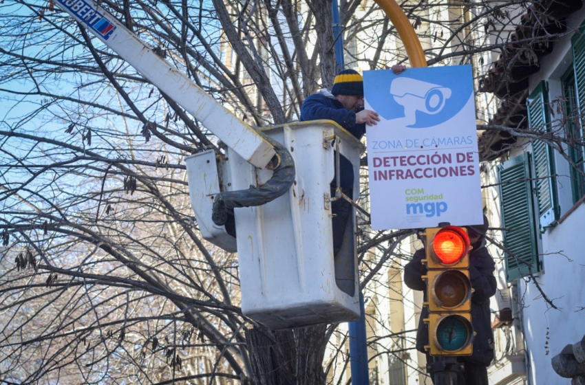 Instalación de equipos semafóricos y de velocidad en distintos puntos de la ciudad.