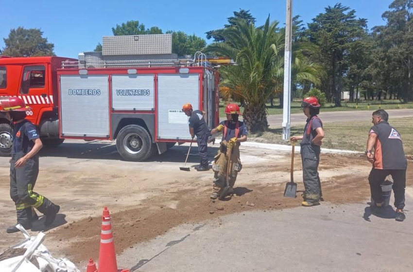 Camión derramó 150 litros de combustible en una estación de servicio