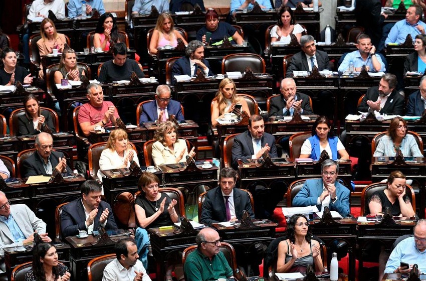 Tras un nuevo cuarto intermedio en Diputados, el Gobierno continúa con las negociaciones para destrabar la Ley Ómnibus
