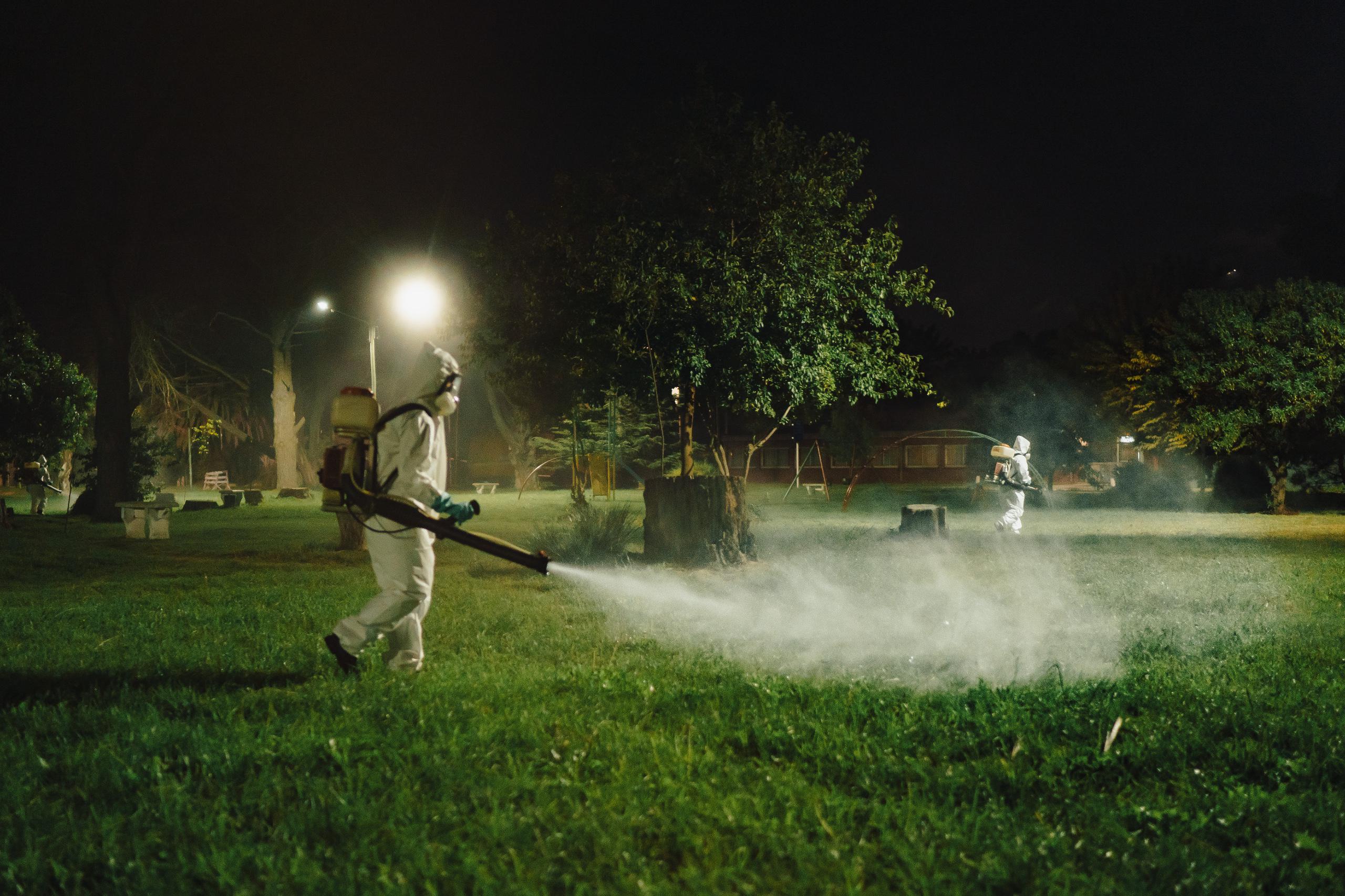 Fumigación en barrio donde vive la persona contagiada.