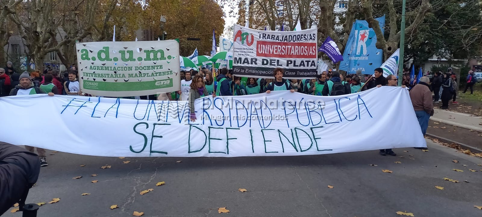 Ante la falta de acuerdo salarial, docentes y nodocentes tomaron medidas de fuerza que incluyen "ruidazos" en la ciudad.