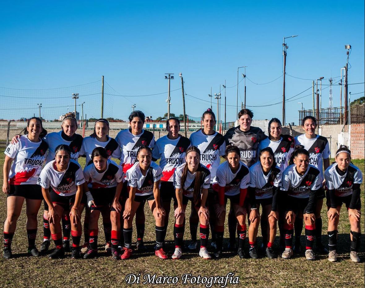 Las finalistas formando en la previa del encuentro (Foto: Di Marco Fotografía)