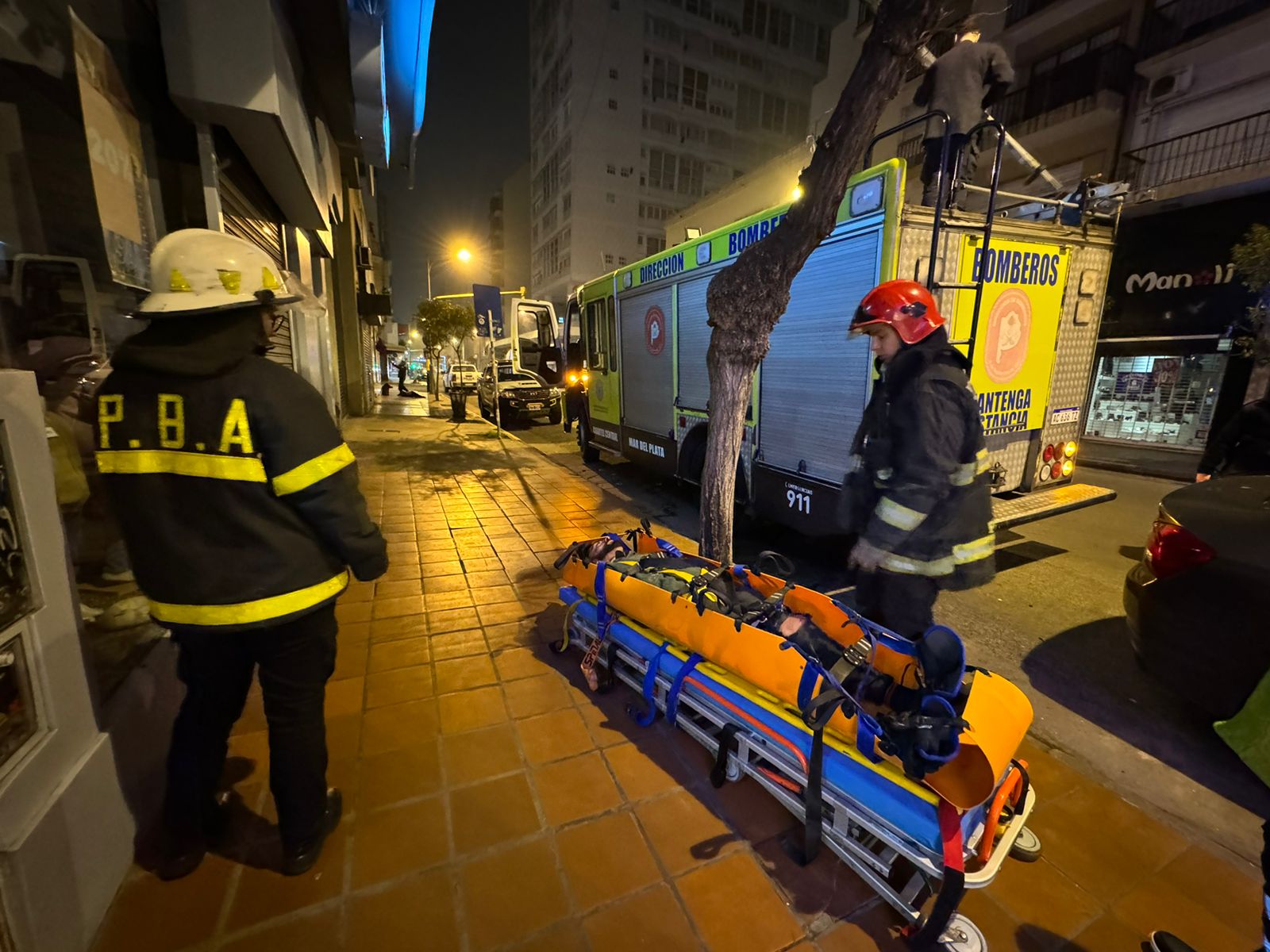 El hombre estaba a borde de un comercio céntrico con intenciones de quitarse la vida.