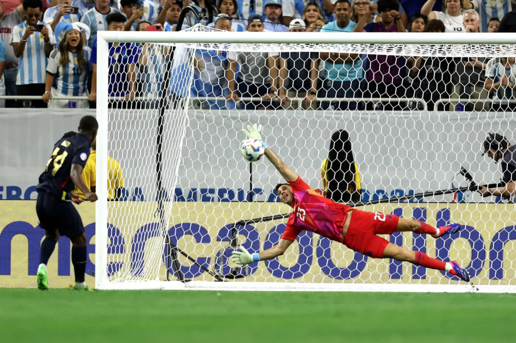 Orgullo marplatense: buscan reconocer a Emiliano “Dibu” Martinez por su actuación en la Copa América