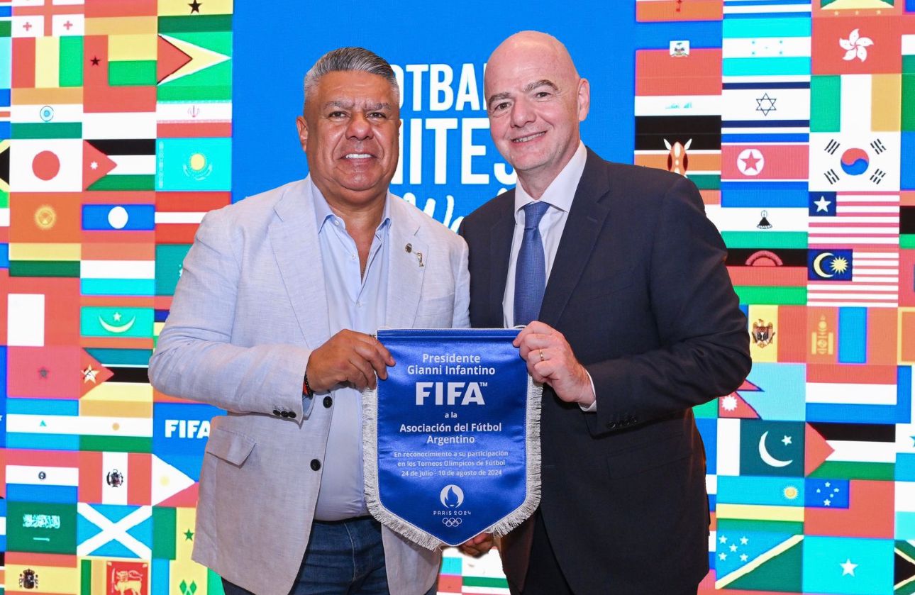 Tapia y Gianni Infantino, presidente de la FIFA.