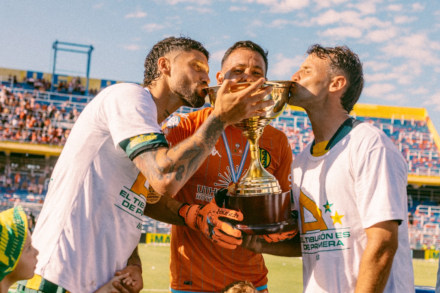 Gonzalo Soto, Jorge Carranza y Juan Sills besando la copa. (Foto: Prensa Aldosivi)