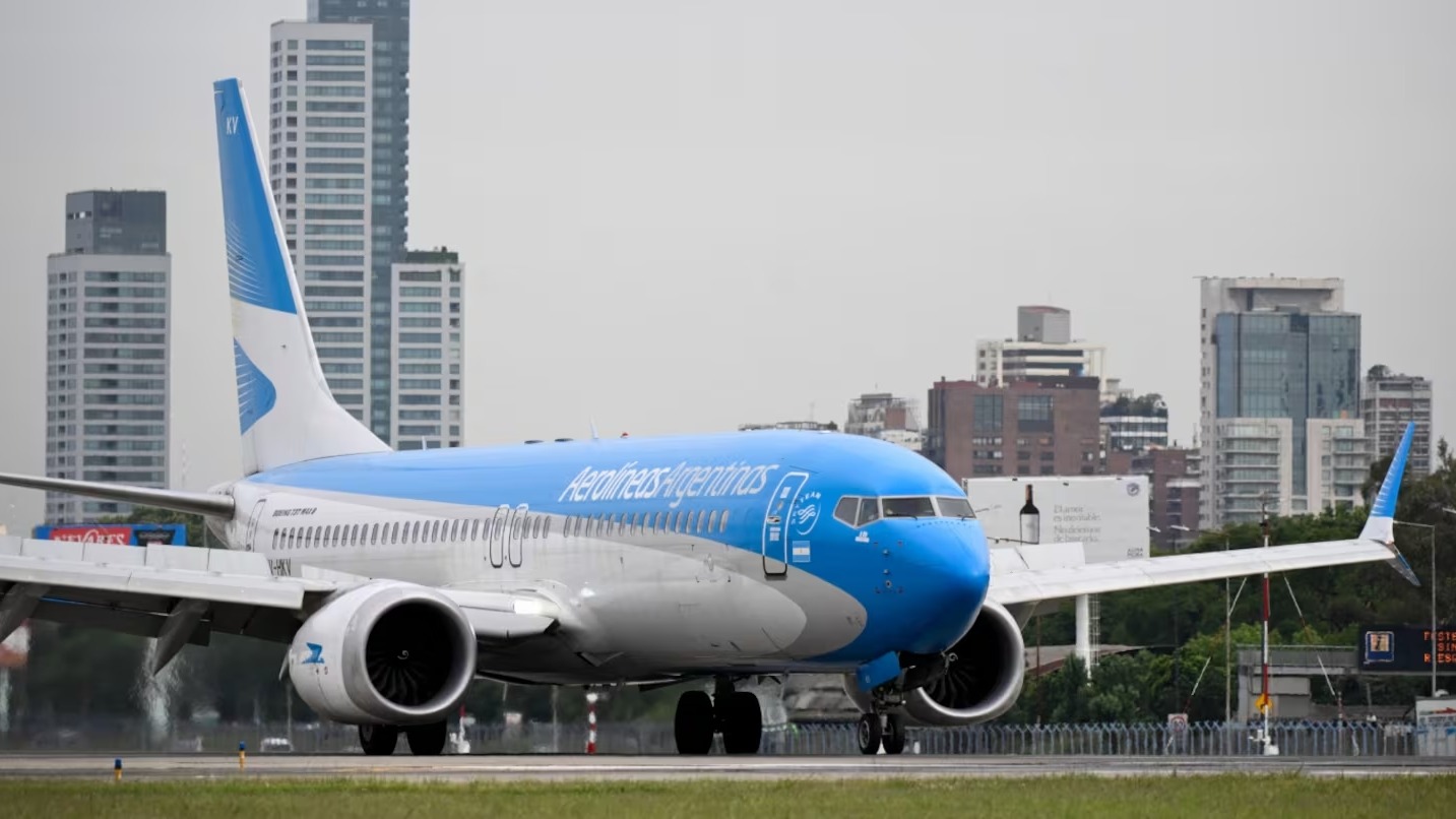 Paro de pilotos de Aerolíneas Argentinas afecta a miles de pasajeros