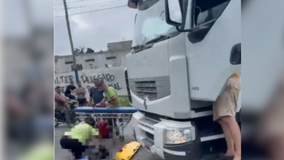 Choque entre una moto y una camioneta dejó a un hombre gravemente herido